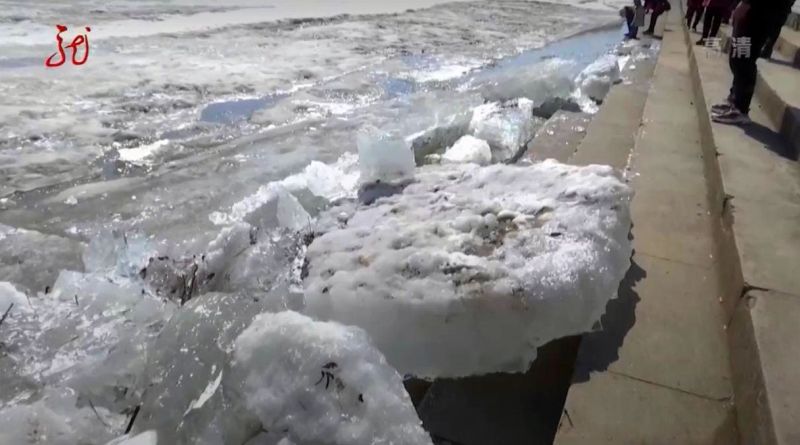 На Уссури в районе Хулиня начался ледоход