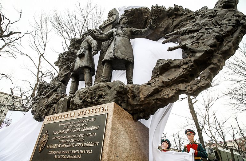 Памятник героям-пограничникам открыли в одном из скверов Владивостока