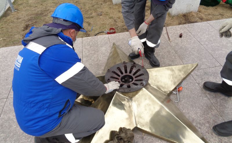 Газовики провели техническое обслуживание мемориала «Вечный огонь» в Комсомольске-на-Амуре
