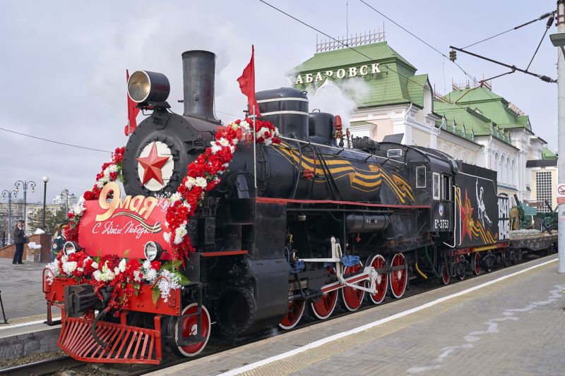 В Хабаровске праздничный поезд отправился от железнодорожного вокзала до станции Хабаровск-2 под тягой паровоза Ем №3753, выпущенного в 1945 году