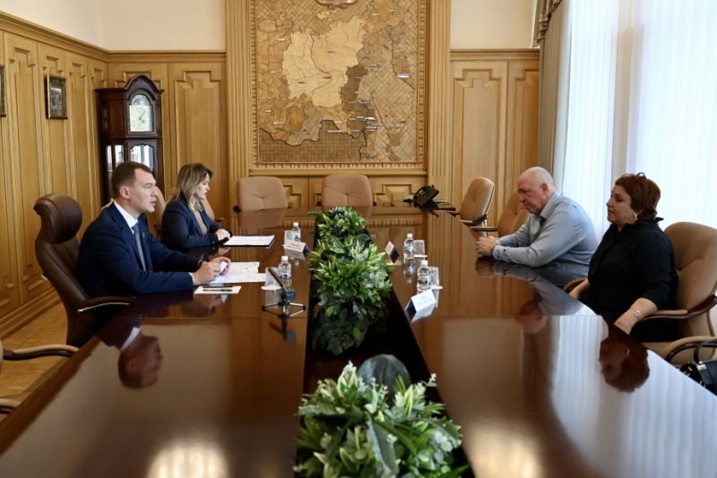 Михаил Дегтярев передал Ордена Мужества родственникам экипажа самолета Л-410, который разбился в ноябре 2017 года