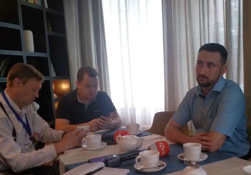 Депутат Госдумы Иван Пиляев (справа) рассказал журналистам о работе в парламенте