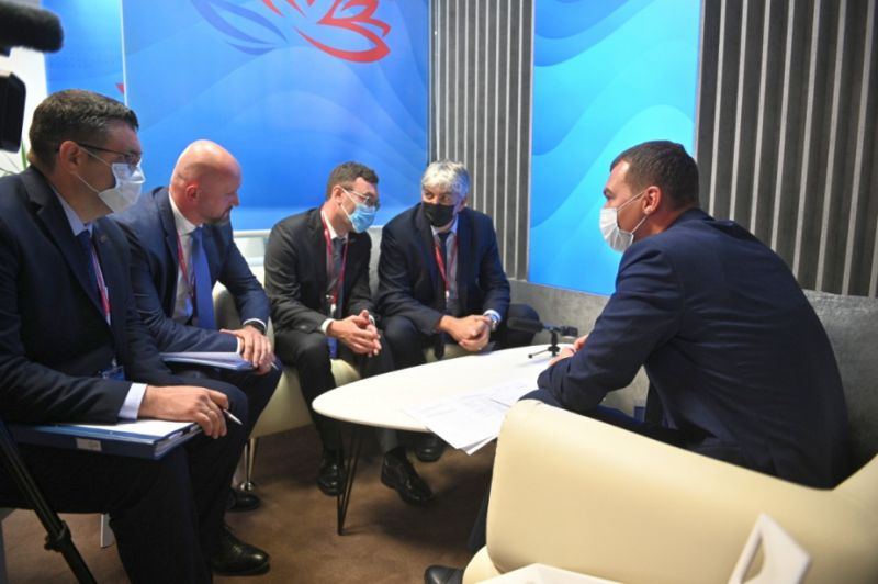 Михаил Дегтярев обсудил направления социального партнерства с руководством компании Кинросс Голд