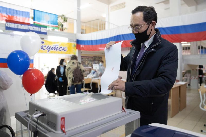 Глава Якутии Айсен Николаев проголосовал
