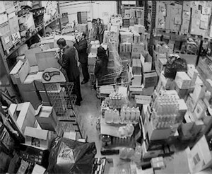 Укрытые налоги милиционеры искали в ящиках с товарами. Кадр снят 13 мая видеокамерой наблюдения ООО «Альфа»/ Нажмите, чтобы УВЕЛИЧИТЬ (нажмите, чтобы увеличить)