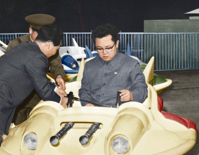 Ким Чен Ир осматривает аттракцион, которым будет пользоваться народ. Октябрь 1977 г.