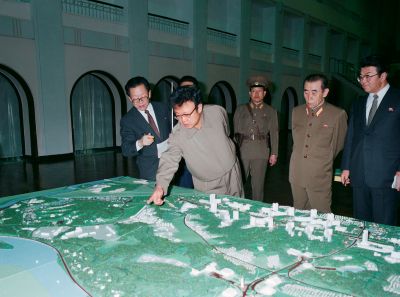 Ким Чен Ир знакомится с макетом застройки города Пхеньяна. Март 1985 г.