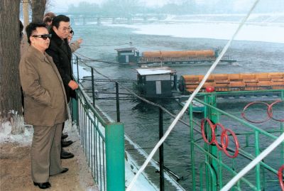 Во время посещения ряда ГЭС средней и малой мощности, построенных своими силами в провинции Чаган. Январь 1998 г.