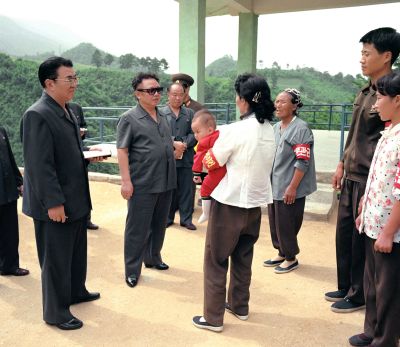 На встрече с семьей, члены которой работают дорожниками. Август 2000 г.