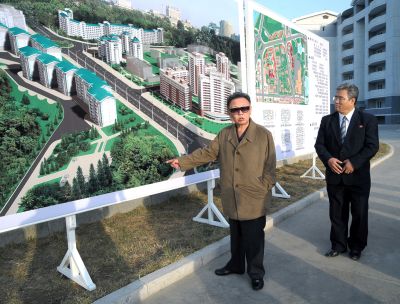 Ким Чен Ир ознакомляется с планом улицы Мансудэ. Октябрь 2009 г.