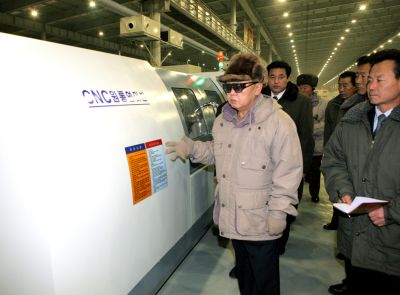 Ким Чен Ы осматривает станок с технологией CNC. Декабрь 2010 г.