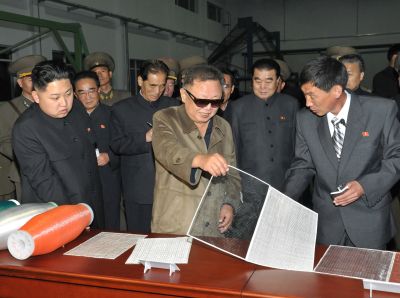 Ким Чен Ир и Ким Чен Ын на Тэдонганском заводе по производству сетки. Октябрь 2011 г.