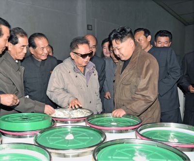 Ким Чен Ир и Ким Чен Ын на Виналоновом объединении «8 февраля». Октябрь 2011 г.