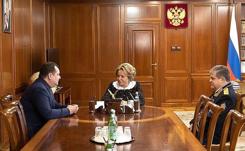 Социально-экономическое развитие ЕАО обсудили глава региона Ростислав Гольдштейн и председатель Совета Федерации Валентина Матвиенко. Также в разговоре участвовал сенатор от ЕАО Владимир Джабаров.