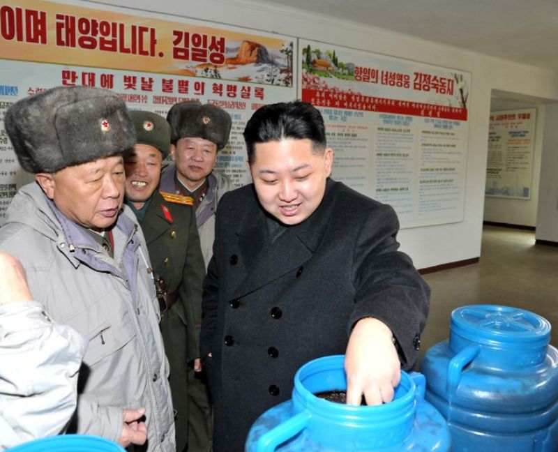 Ким Чен Ын заботится о питании воинов. Январь 2012 г.