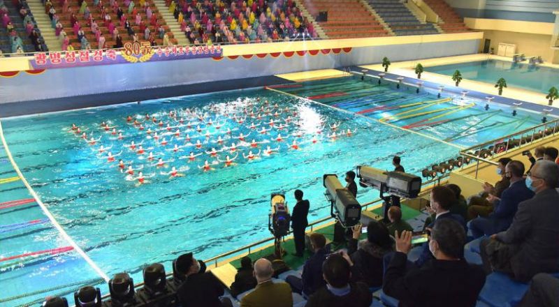 Показательное выступление синхронистов, проходившее в плавательном бассейне на улице Чхончхун по случаю Дня Звезды.