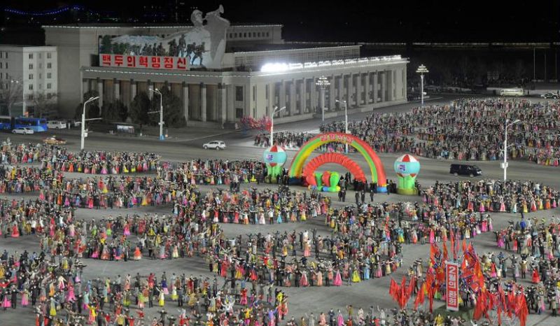 В честь Дня Звезды на Площади имени Ким Ир Сена в столице проходил вечер молодежи и учащихся и произведен салют.