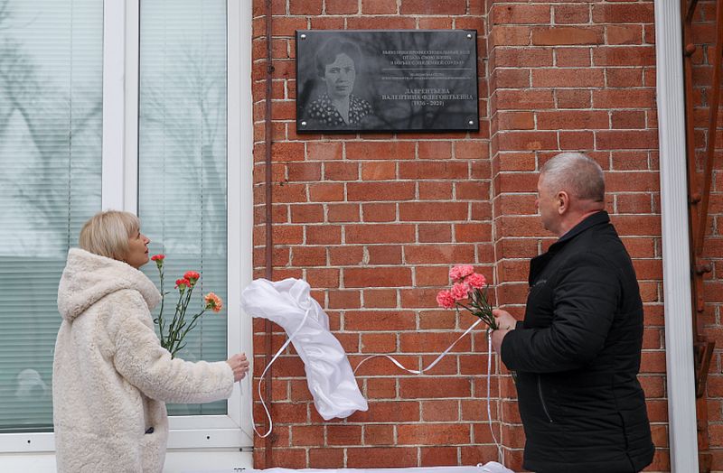 На фасаде здания Приморской краевой клинической больницы №1 во Владивостоке в среду, 16 марта, открыли мемориальную доску в память о медицинской сестре Валентине Лаврентьевой