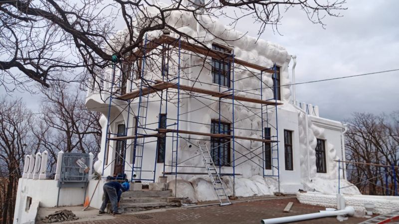 Глава региона Ростислав Гольдштейн осмотрел ход реставрации памятника-музея на Волочаевской сопке