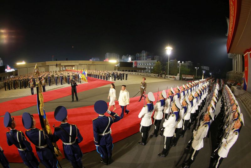 Когда уважаемый Ким Чен Ын вместе с супругой Ли Соль Чжу прибыли на Площадь имени Ким Ир Сена в столице – Пхеньяне, почетный караул КНА провел торжественную церемонию приема