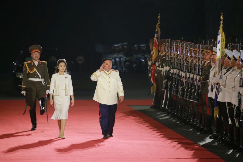 Ким Чен Ын обходит почетный караул КНА.