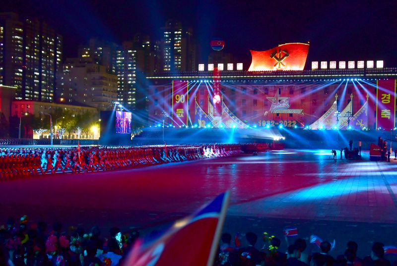 Под парадную музыку большого оркестра величавой поступью вступают на Площадь военные колонны