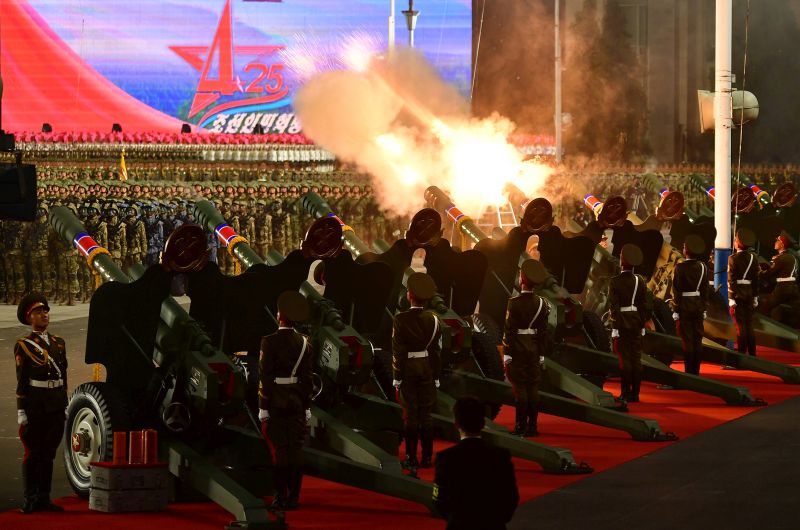 Под торжественную мелодию песни «Славная Родина» произведен 21 артиллерийский залп