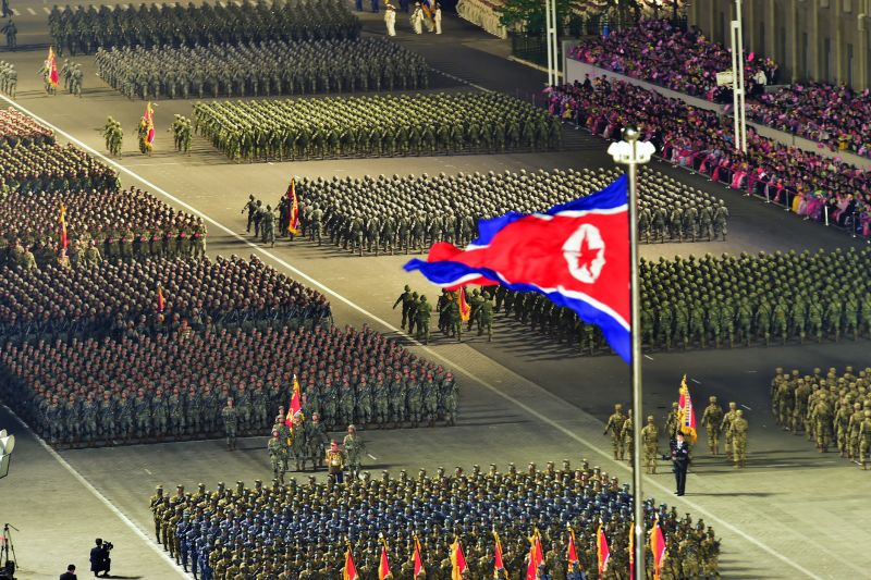 Торжественное шествие начали парадные колонны вооруженных сил Республики, выросших непобедимой наиболее отборной армией, могучей революционной армией партии