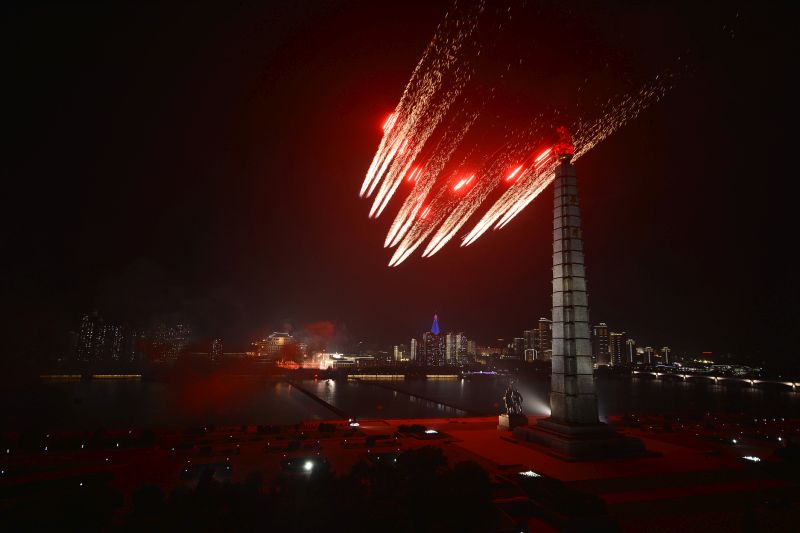 Колонны самолетов летят к пространству над Площадью