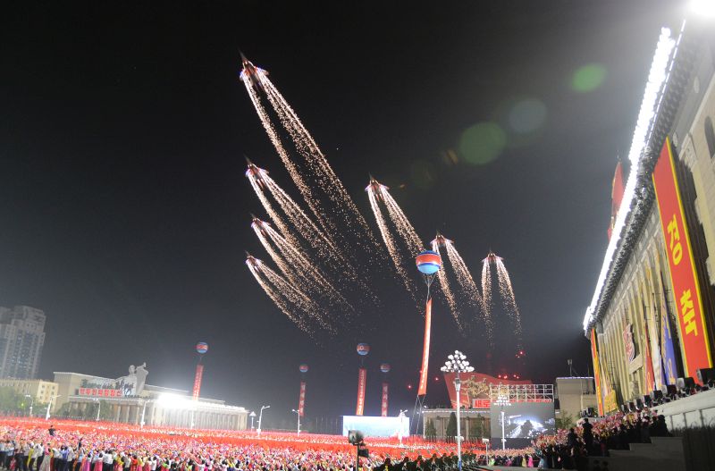 Колонны самолетов над Площадью