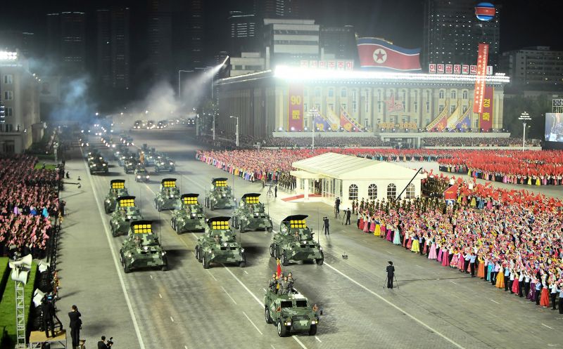 На Площадь выходят колонны механизированных войск