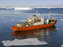 "Академик Федоров" в водах Антарктиды (нажмите, чтобы увеличить)