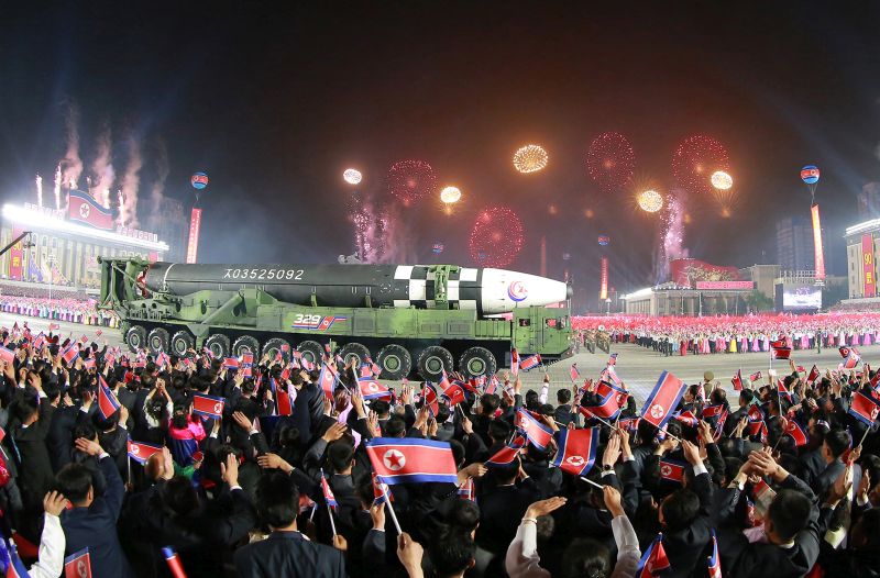 Вся площадь бурлит в восторге и радости