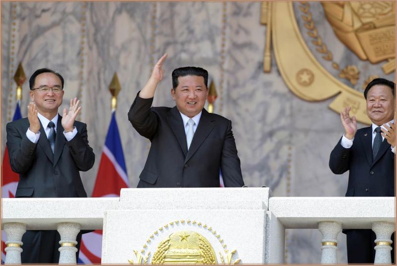 Ким Чен Ын на центральном заседании и массовой демонстрации жителей города Пхеньяна в честь 110-летия со дня рождения Ким Ир Сена.