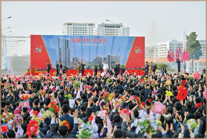 Ким Чен Ын, отвечая на горячее ликование, тепло благословил трудящихся, ставших хозяевами новой улицы, новых жилых домов.