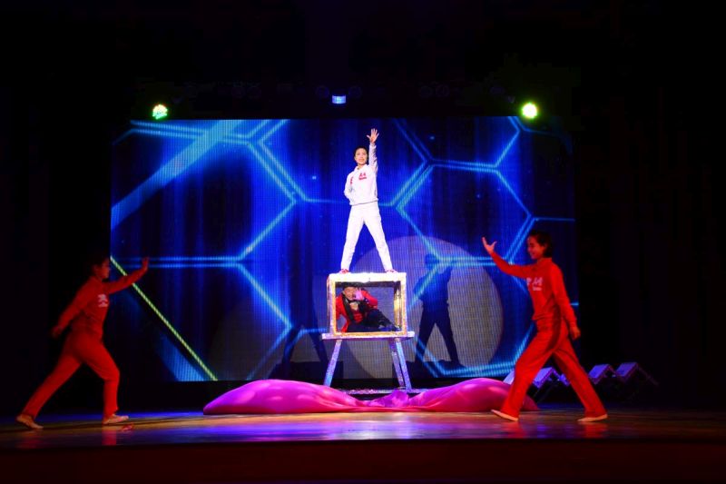 Кадр из выступлений фестиваля фокусного искусства в честь Дня Солнца.