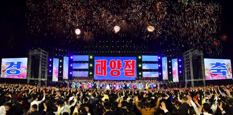 На Площади имени Ким Ир Сена в Пхеньяне, столице КНДР в торжественной обстановке проходил большой концерт «Песня о вечном Солнце», посвященный 110-летнему юбилею Ким Ир Сена.