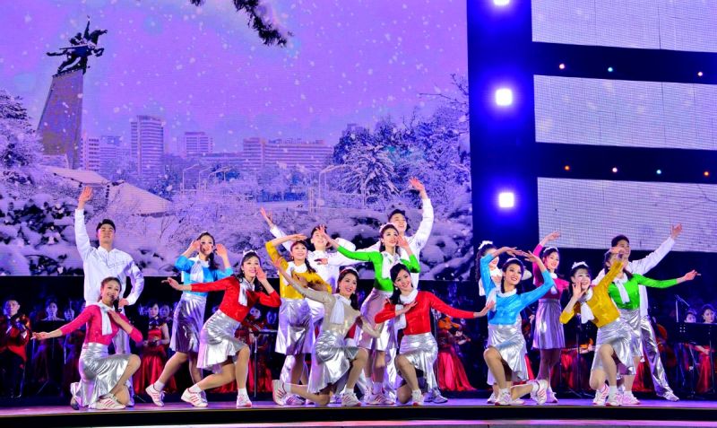 Сцена из большого концерта «Песня о вечном Солнце».