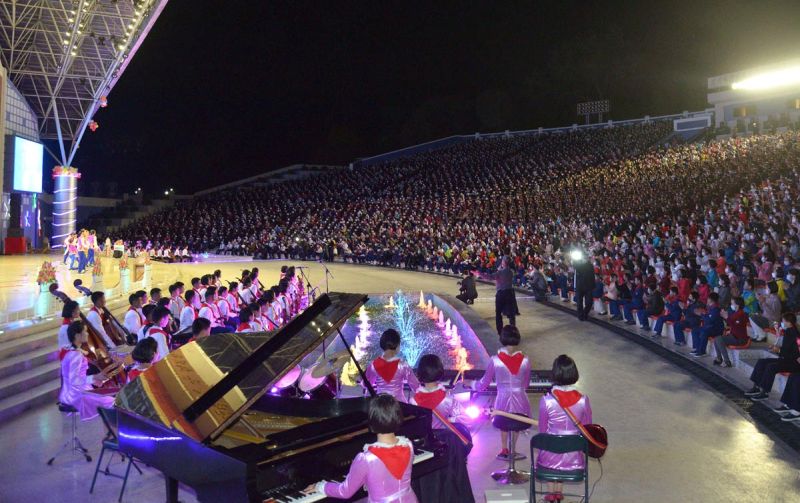 В Летнем театре Молодежного парка в городе Пхеньяне проходил сводный концерт членов кружков художественной самодеятельности Мангендэского и Пхеньянского дворцов школьников «Генералиссимус – наше вечное Солнце», приуроченный ко Дню Солнца.