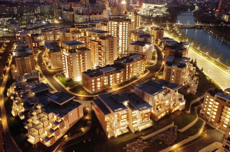 Часть террасного жилого сектора на набережной реки Потхон.