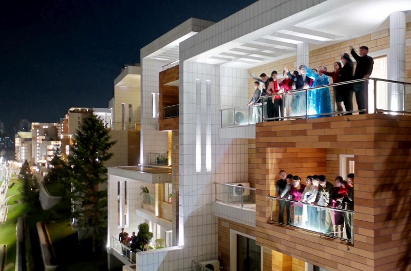 Трудящиеся поселились в новых квартирах террасного жилого сектора на набережной реки Потхон.