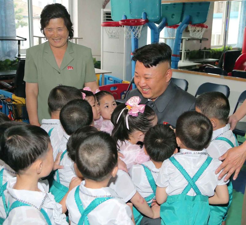 Ким Чен Ын поздравляет воспитанников Пхеньянского
детдома-сада с Международным днем защиты детей. Июнь 103 года чучхе (2014).