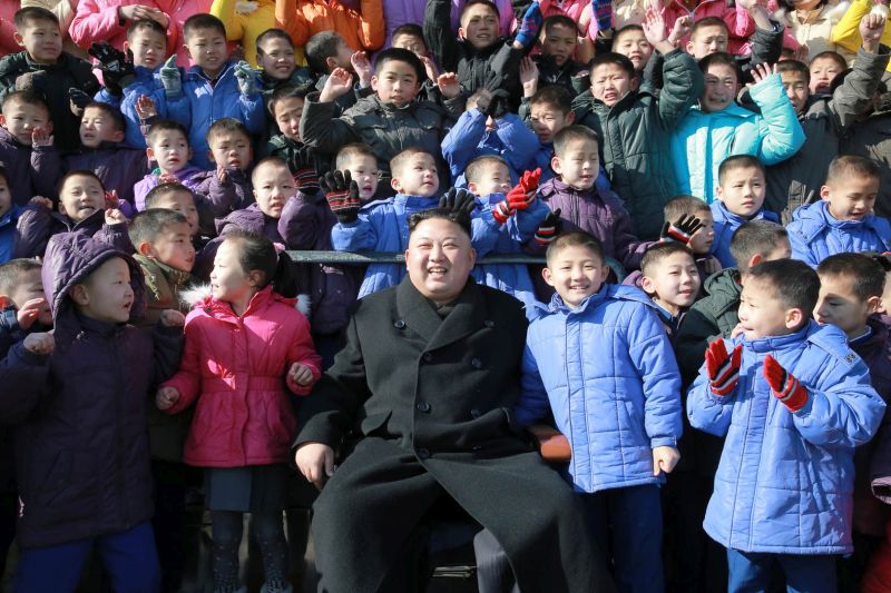 Ким Чен Ын среди учеников начальной школы-интерната для сирот. Февраль 106 года чучхе (2017).