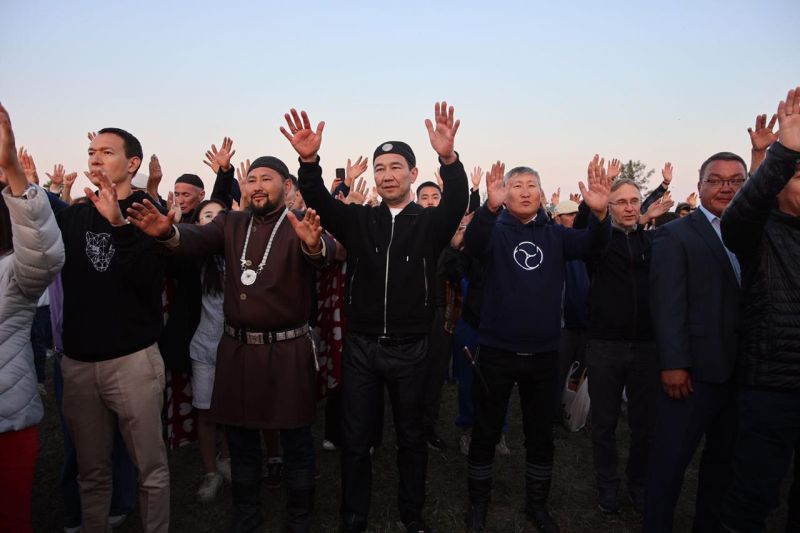 Гости национального праздника Ысыах приняли участие в обряде встречи солнца