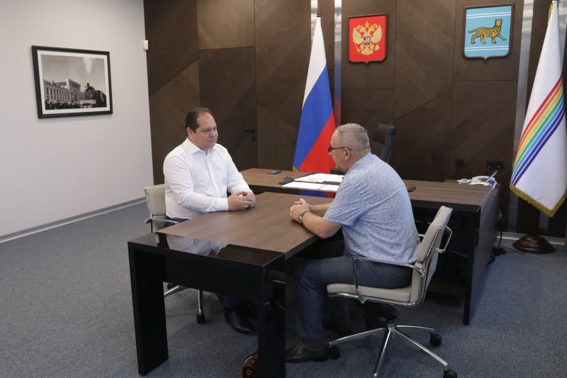 Состоялась рабочая встреча губернатора области Ростислава Гольдштейна и депутата Законодательного собрания ЕАО Владимира Дудина