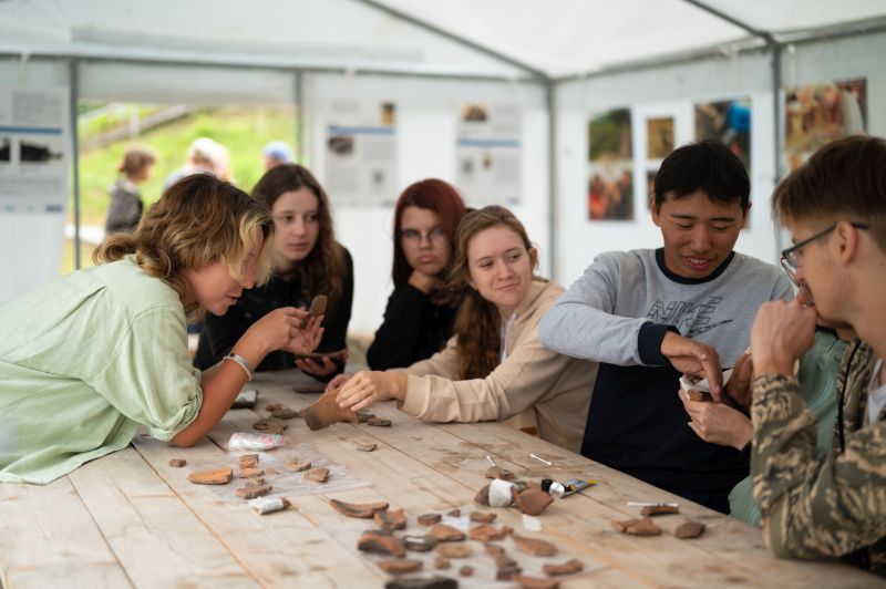 ДВФУ встретил День археолога на Стеклянухинском городище