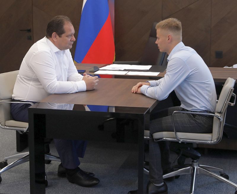 Турнир по футболу и ремонт дворовых площадок обсудили на встрече губернатора ЕАО и председателя гордумы Биробиджана