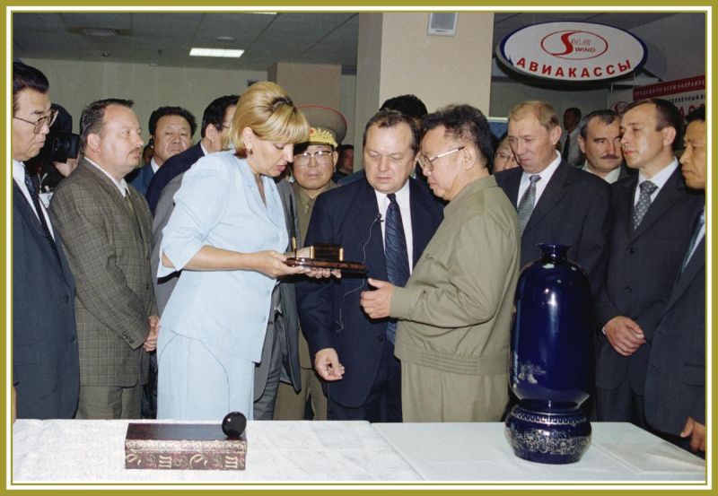 Ким Чен Иру преподносит сувенир администрация Торгового дома «Игнат»