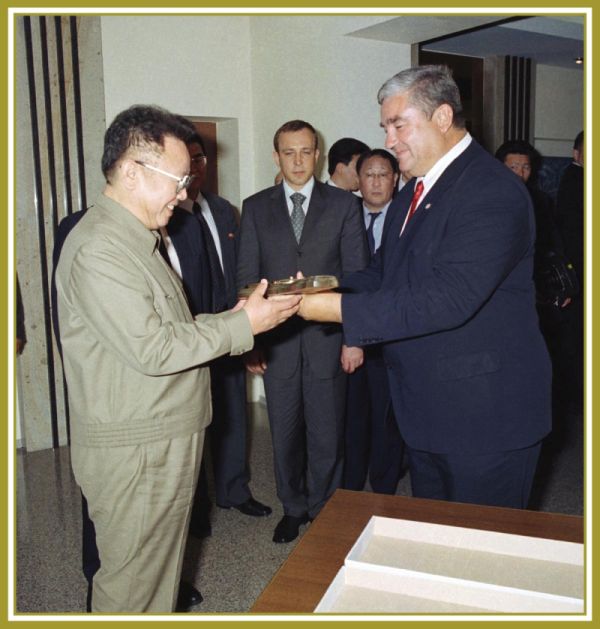 Администрация Приморского края преподносит сувенир Ким Чен Иру, находящемуся с визитом в Дальневосточном регионе