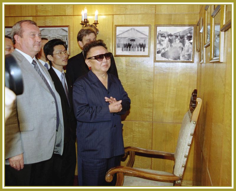В Хасане, где находится пограничный вокзал РФ, Ким Чен Ир побывал в Доме российско-корейской дружбы